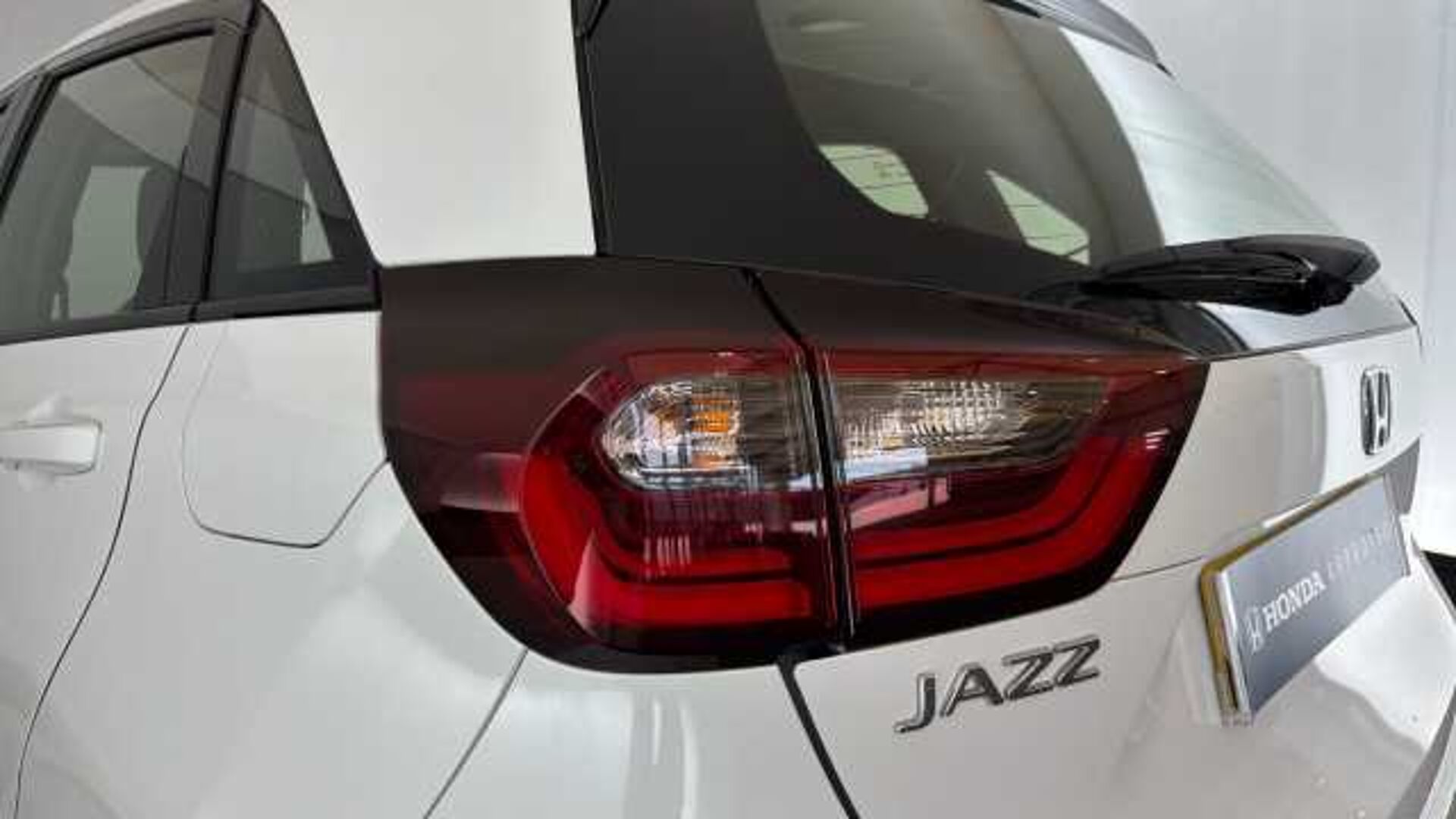 Honda Jazz Hybrid 1.5 h i-MMD SR Hatchback 5dr Petrol Hybrid eCVT Euro 6 (s/s) (109 ps) 